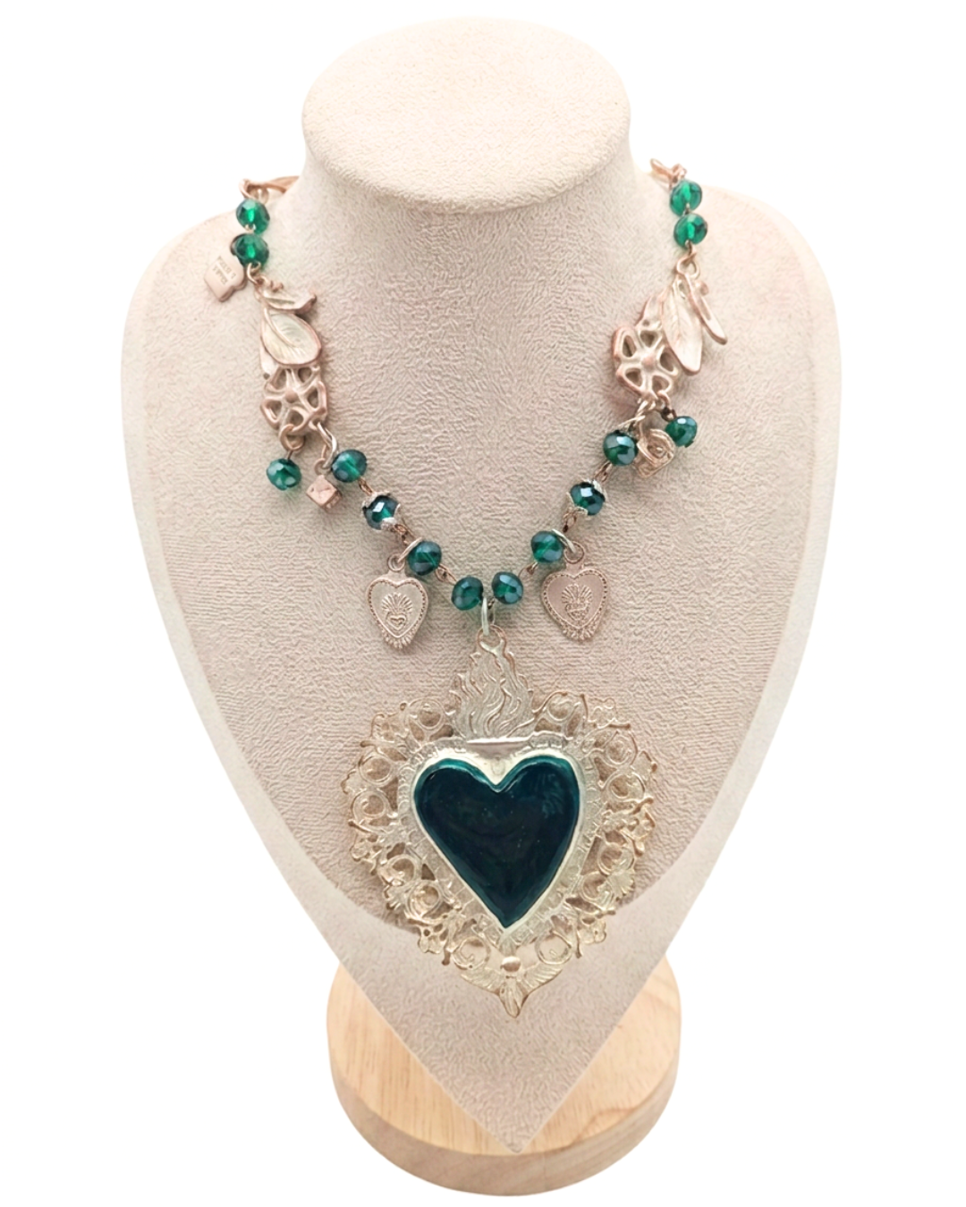 Sfondo bianco con collezione intatta (1) Collana Artigianale con Cuore Sacro Smaltato Verde Marmorizzato